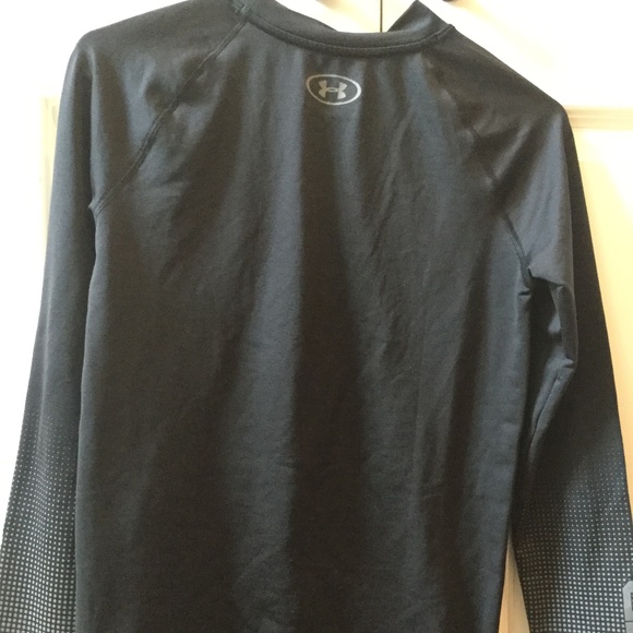 Under Armour Fitted Athletic Shirt. SizeYXL. Black - Picture 2 of 2